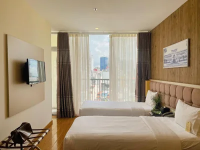 Premier-Deluxe-Zweibettzimmer mit Balkon (zu King-Bett verbindbar) — GK Central Hotel